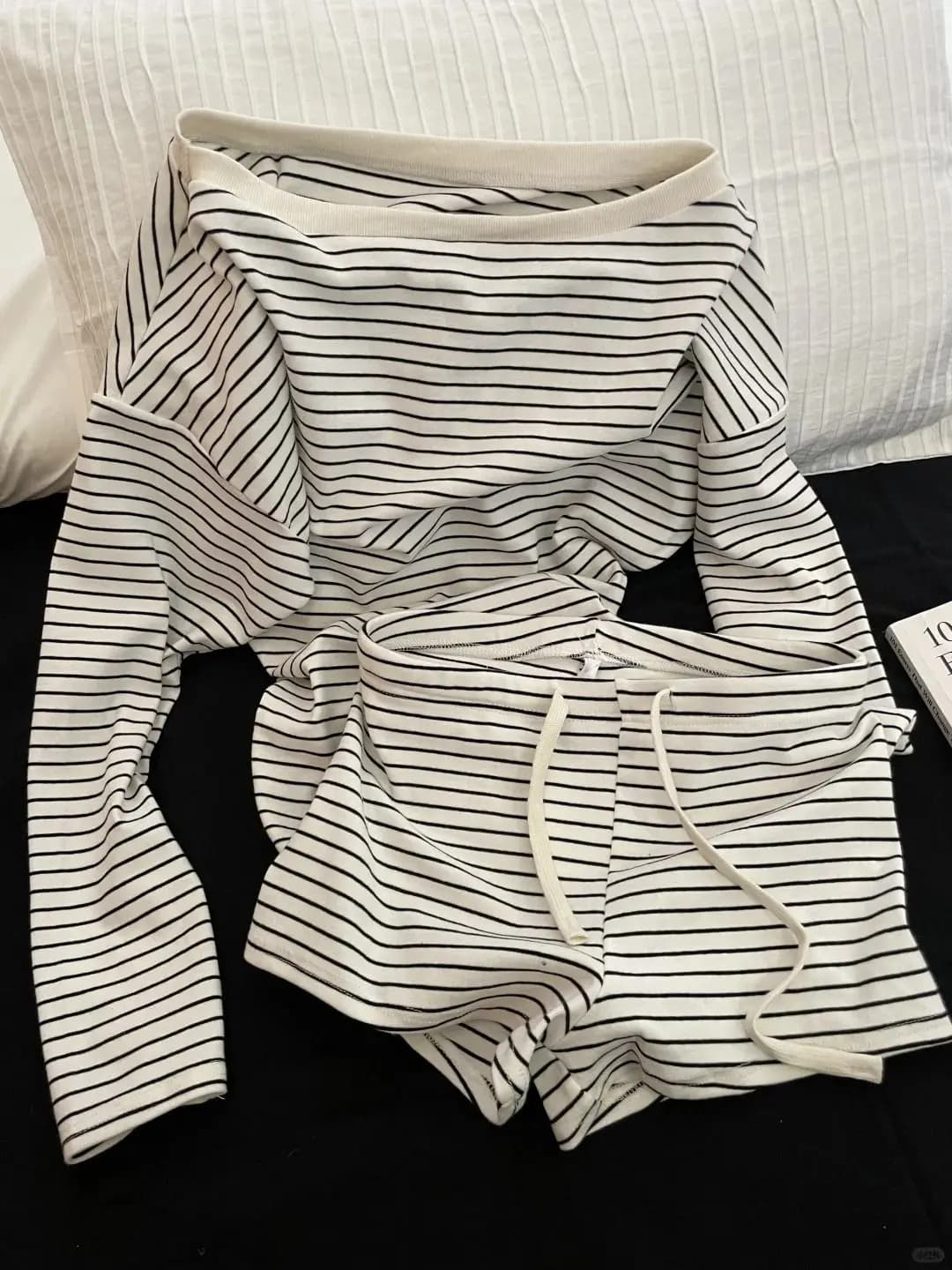Pyjama à manches longues de style coréen, avec rayures noires et blanches et shorts à épaules dénudé