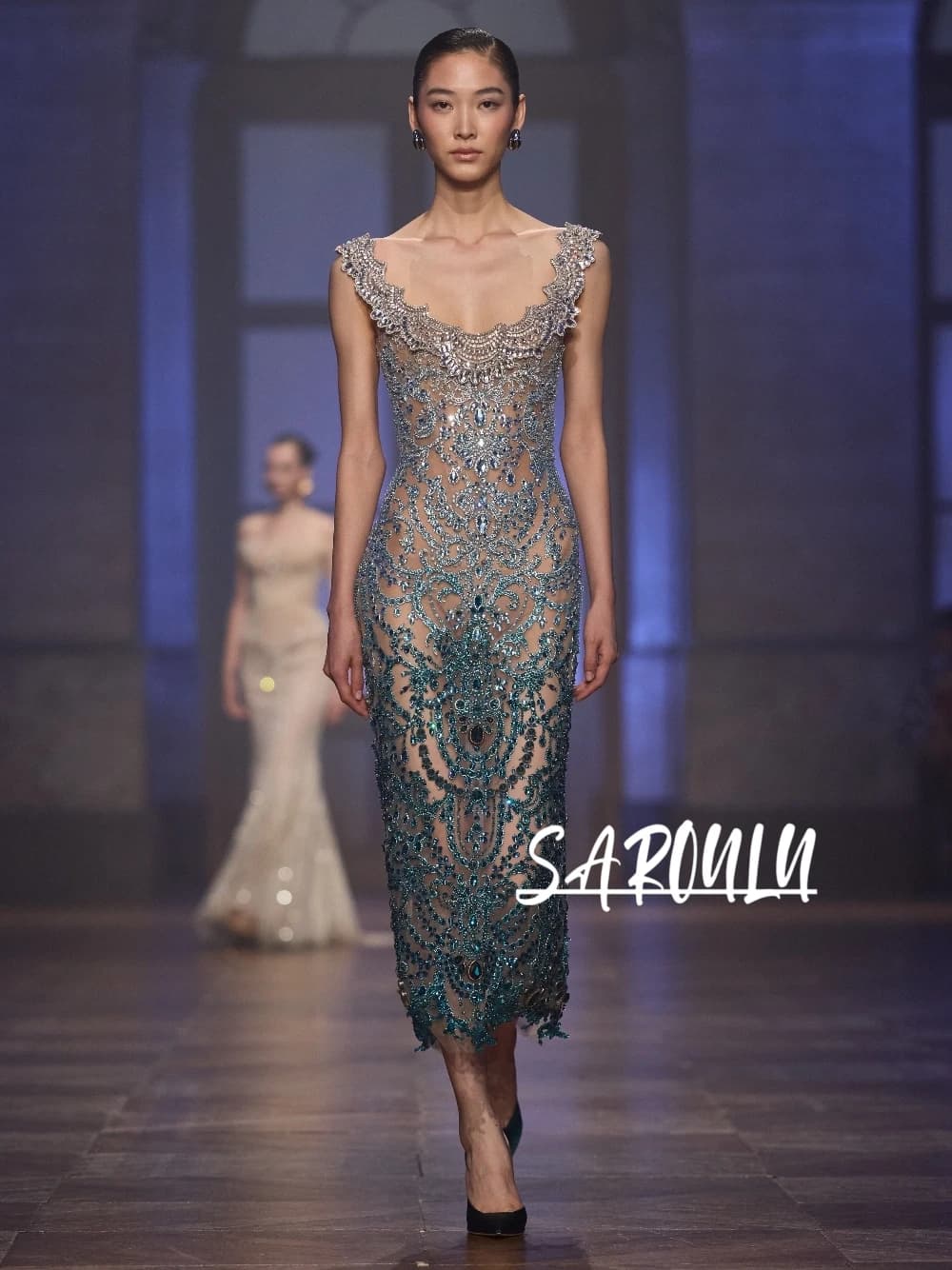 Robe de soirée midi de luxe bleu sarcelle ornée de cristaux, col illusion festonné, sans manches, en
