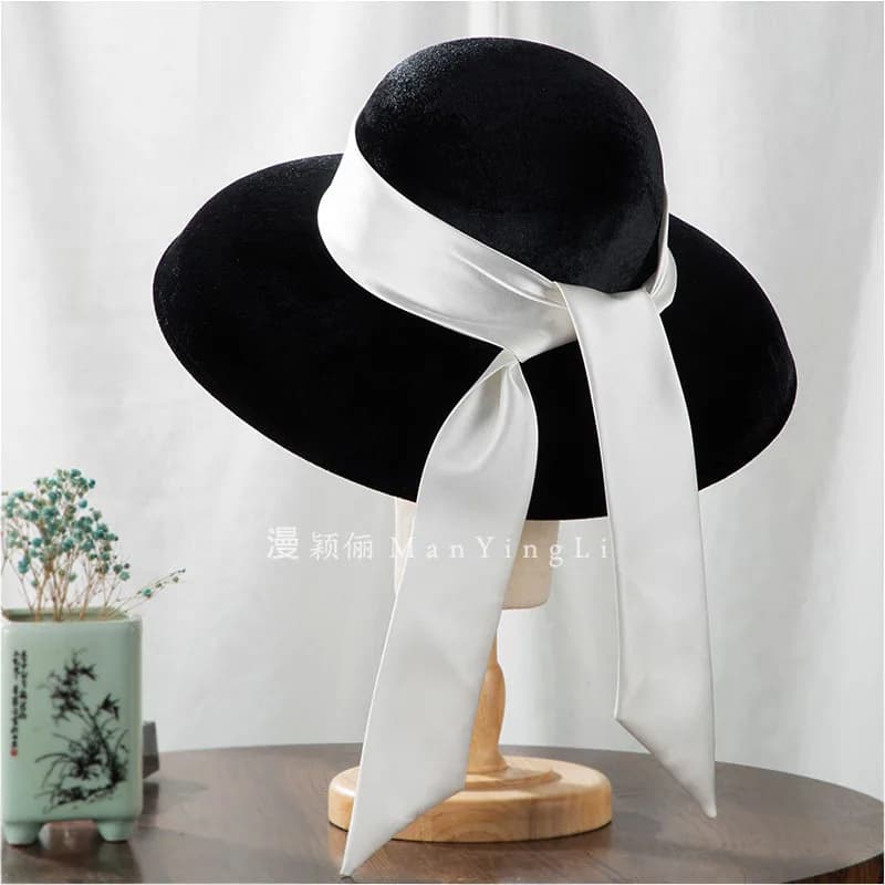 Robe de mariée française élégante, ruban de velours noir, chapeau Hepburn, chapeau rétro de Studio 1