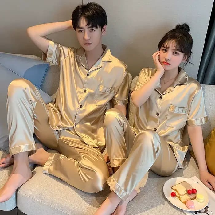 Ensemble de pyjamas assortis à manches courtes pour hommes et femmes