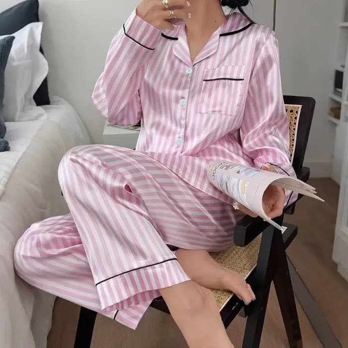 Ensemble pyjama en satin rose à rayures pour femmes
