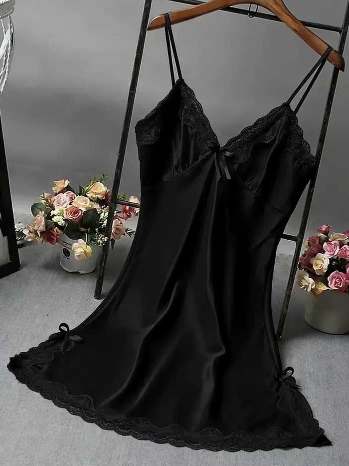 Robe de nuit en satin pour femme avec dentelle