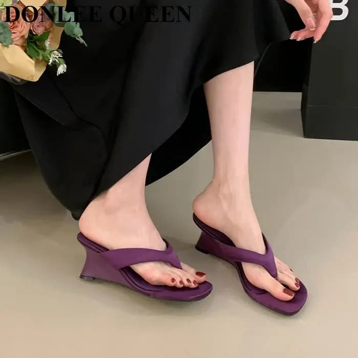 Marque de mode talon compensé pantoufle diapositives femmes pince orteil tongs bande étroite sandales chaussures