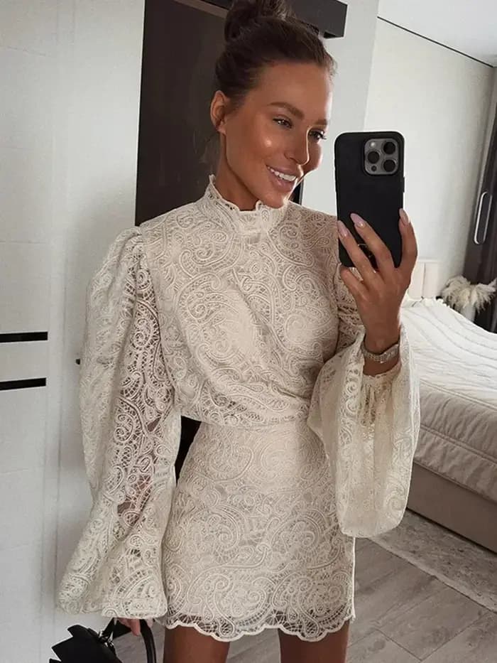 Femmes élégantes solide évider dentelle Mini robe Chic col haut Flare manches longues robes 2025 nouvelle dame soirée