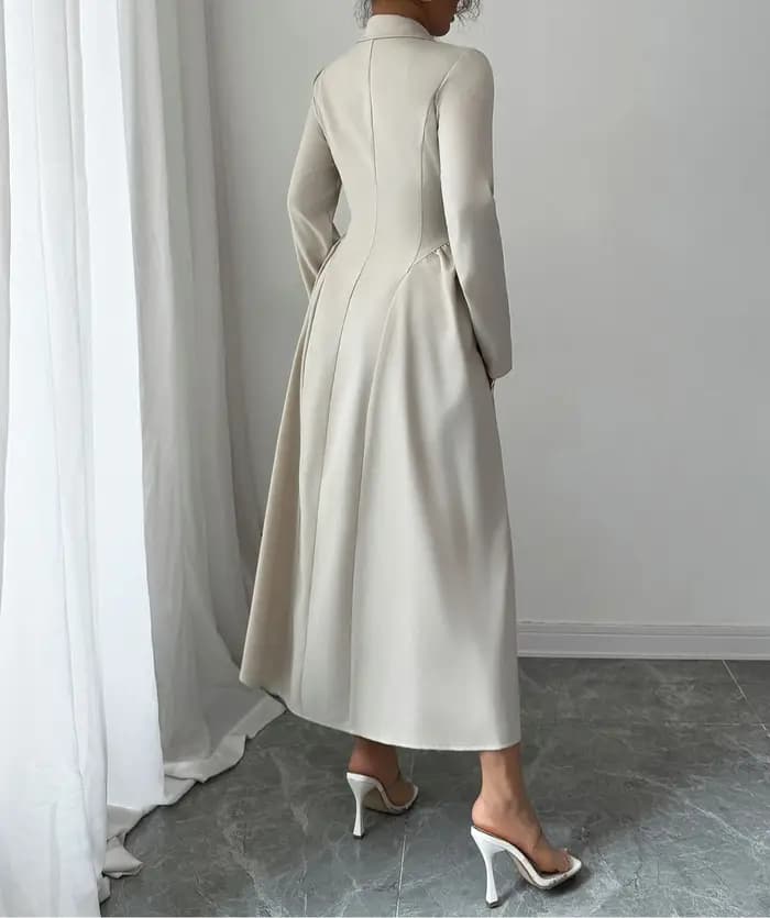 Robe longue à manches longues et décolleté en V profond