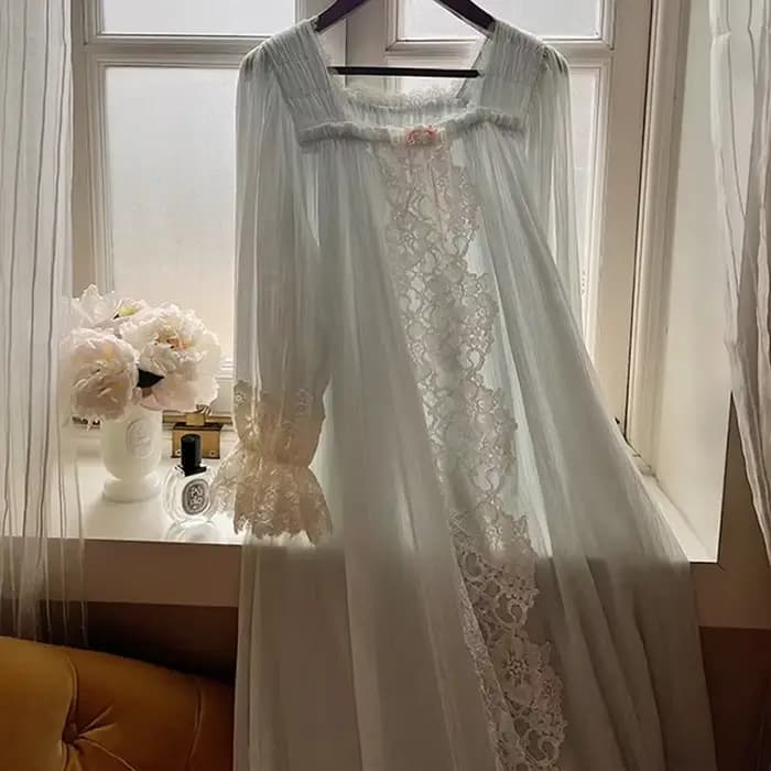 Chemise de nuit brodée en dentelle douce