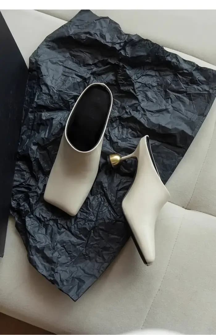 Nouvelles pantoufles pour femmes en peau de mouton blanche