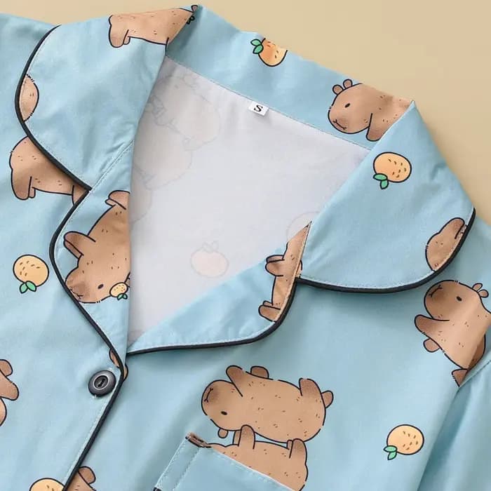 Pyjama sur le thème du Capybara bleu avec revers imprimé Animal