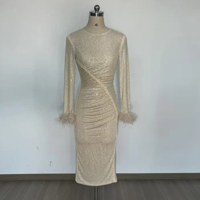Robe chic à paillettes dorées avec détails de plumes