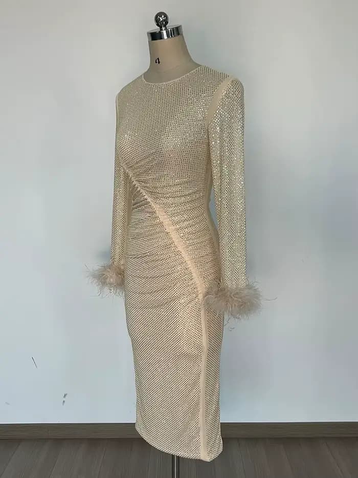 Robe chic à paillettes dorées avec détails de plumes