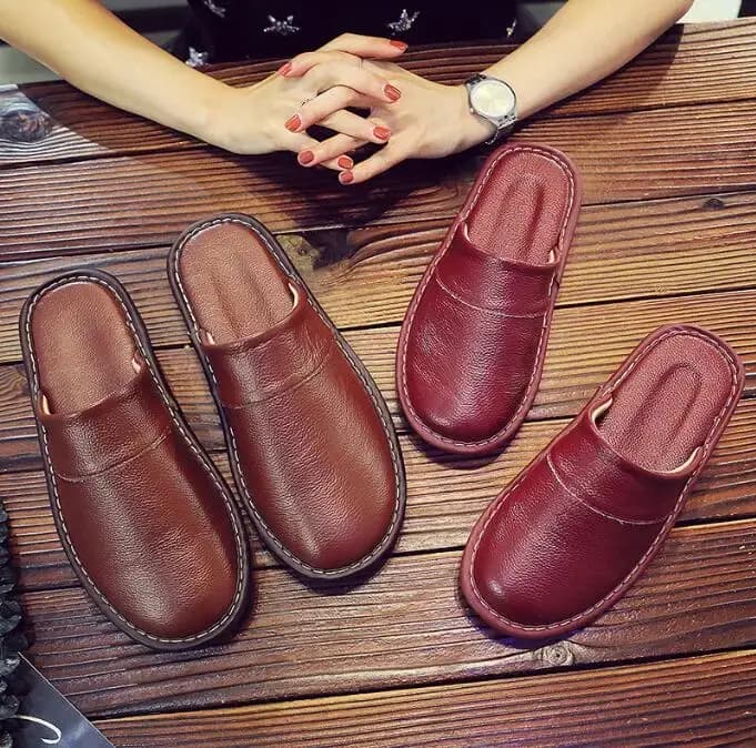 Pantoufles en cuir pour hommes et femmes