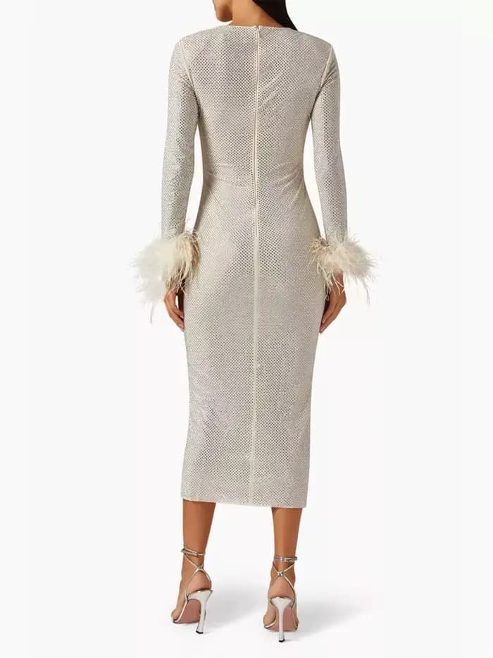 Robe chic à paillettes dorées avec détails de plumes