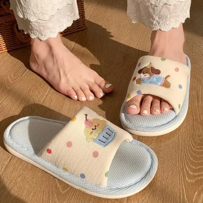 Chaussons en lin brodés de dessins animés pour femmes