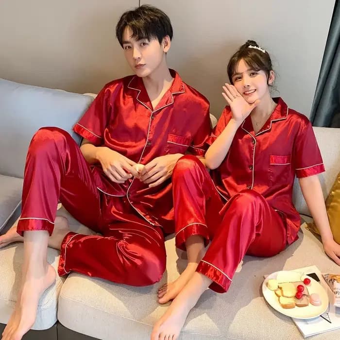 Ensemble de pyjamas assortis à manches courtes pour hommes et femmes