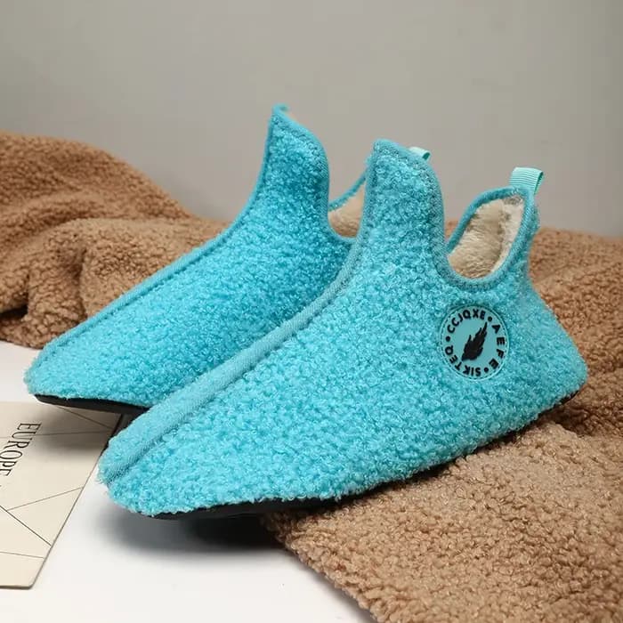 Nouveaux hommes pantoufles d'hiver de haute qualité léger chaussures de conception mode femmes en peluche pantoufle chaude sans lacet chaussure décontractée pour les Couples