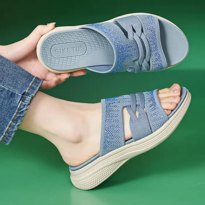 Pantoufles super légères pour femmes, nouveau style tendance, à porter à l'extérieur, avec strass, semelle épaisse, utilisables comme pantoufles rafraîchissantes.