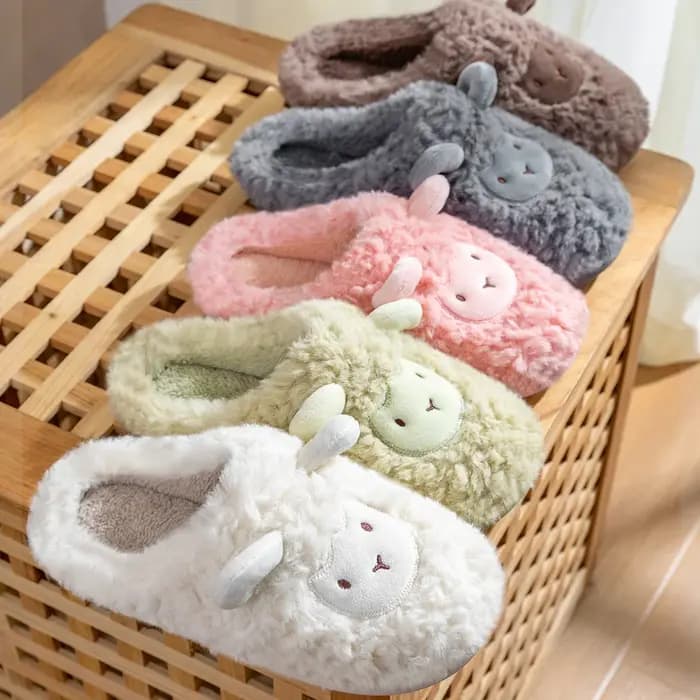 Pantoufles d'hiver en peluche de mouton de dessin animé pour femmes et hommes