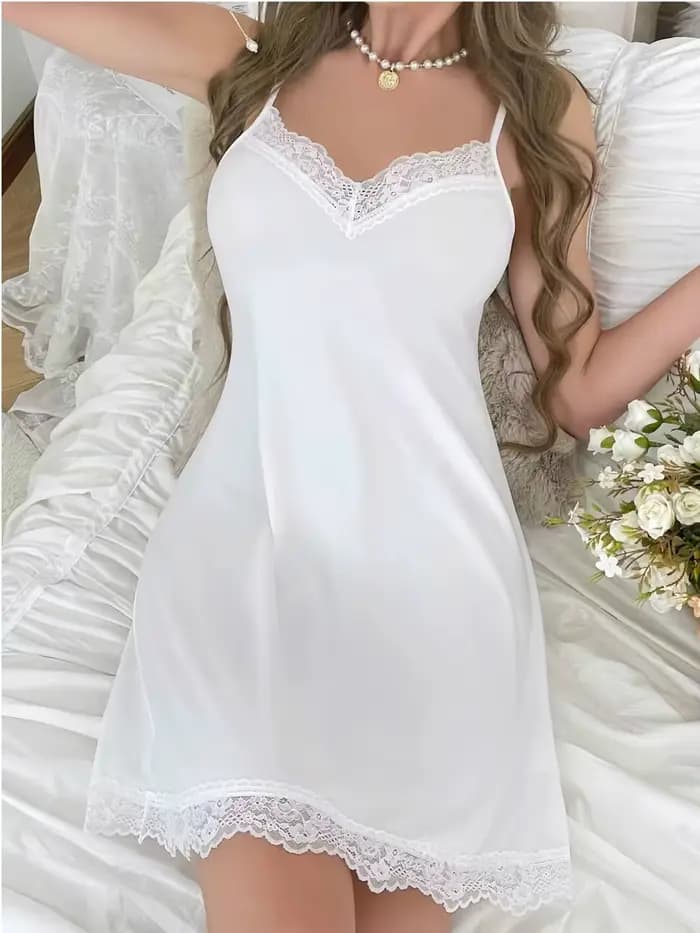 Une pièce de pyjama pour femme. C'est un pyjama camisole à la mode