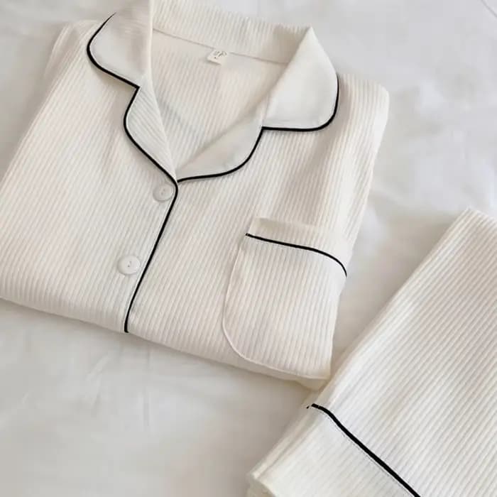 Pyjama en coton blanc uni à manches longues et col rabattu pour femme vêtement de nuit et de salon confortable pour le printemps
