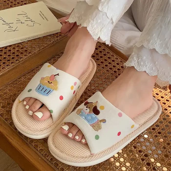 Chaussons en lin brodés de dessins animés pour femmes