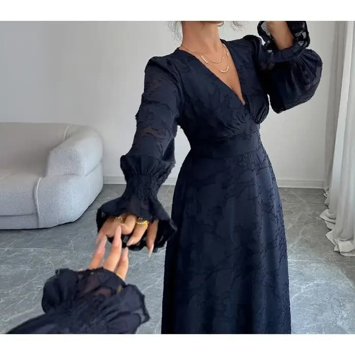Robe à manches longues en dentelle en V profond