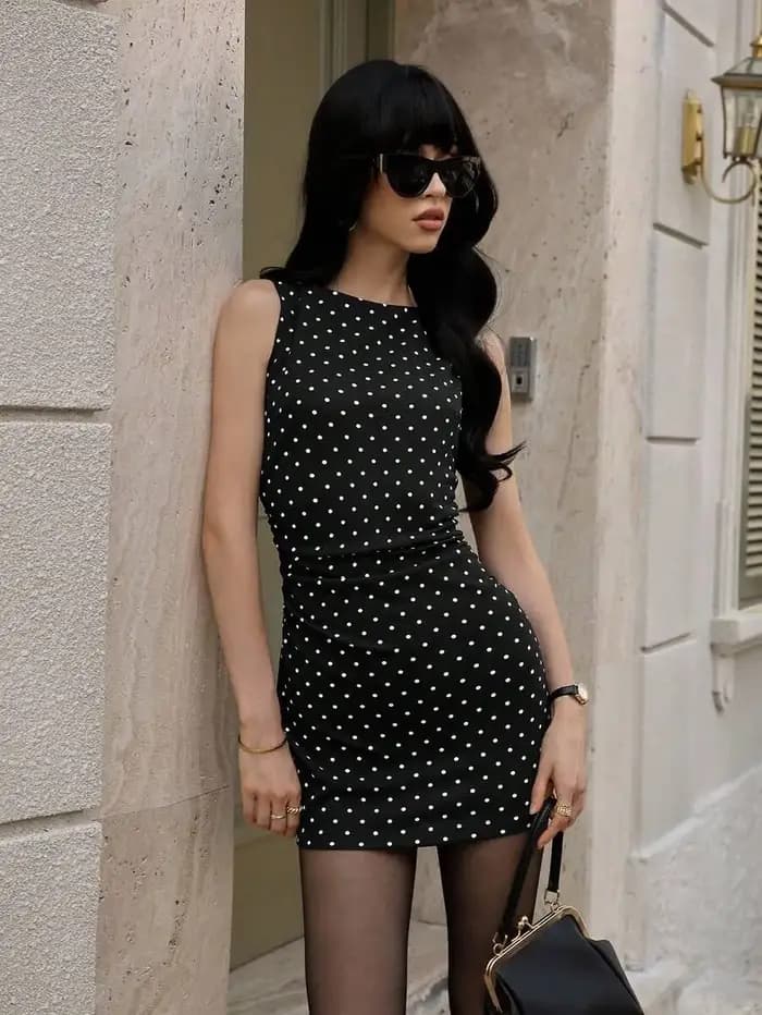 Robe courte élégante sans manches à taille froncée pour femmes