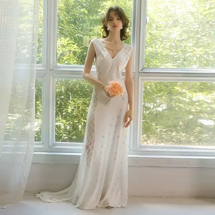 Robe de nuit de luxe pour femme blanche longue style princesse en polyester et élasthanne col en V ajustée pour nuit d'été