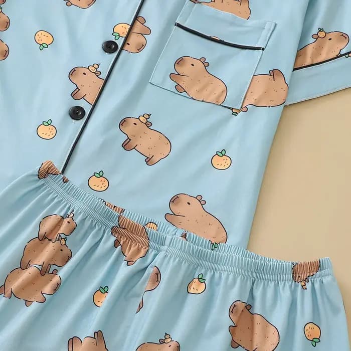 Pyjama sur le thème du Capybara bleu avec revers imprimé Animal