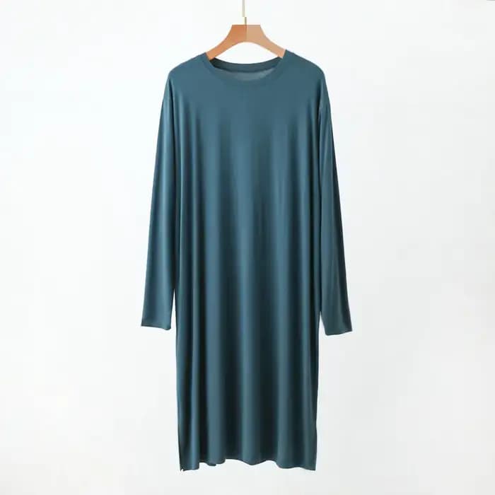 Modal femmes et hommes portent une robe de nuit