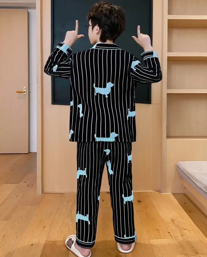 Ensemble de pyjama à motif de chiot, comprenant un haut à manches longues et un pantalon assorti, vêtement d'intérieur confortable.