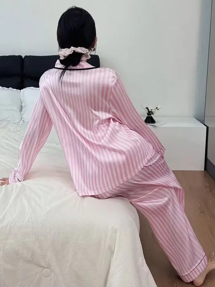 Ensemble pyjama en satin rose à rayures pour femmes