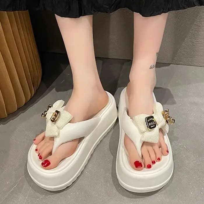 Nouveau à la mode mignon dessin animé ours pantoufles EVA été talon épais tongs anti-dérapant chaussures