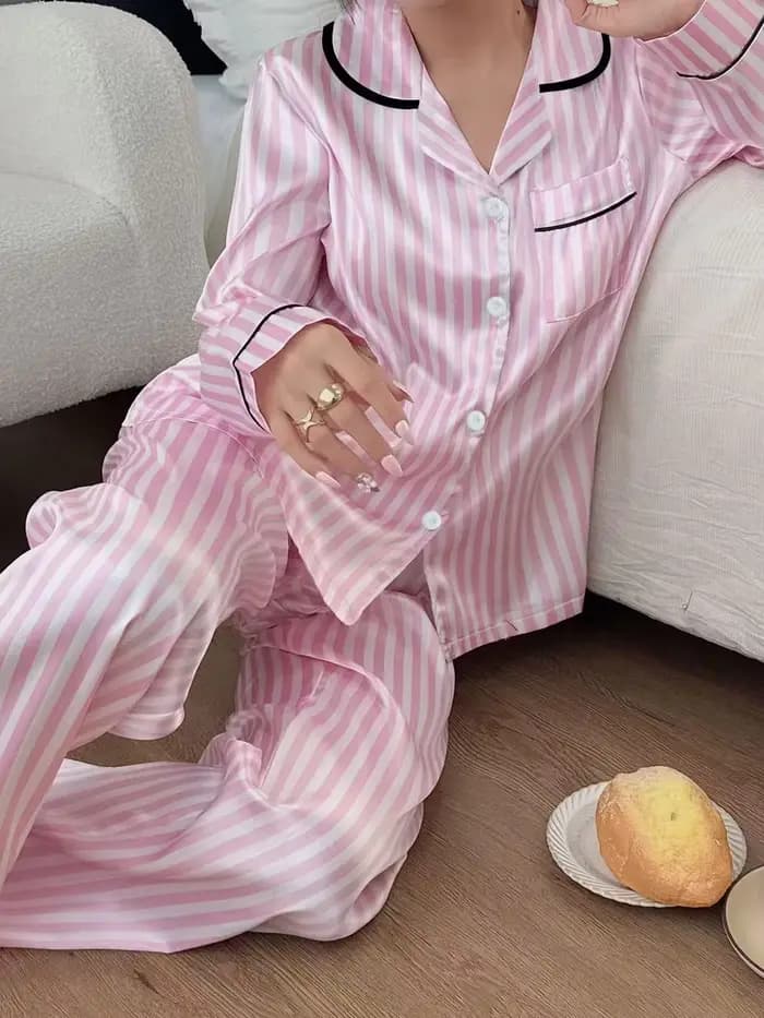 Ensemble pyjama en satin rose à rayures pour femmes
