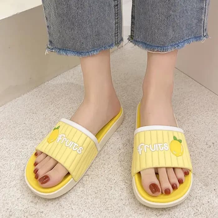 Pantoufle plate femme été nouveau 2025 maison intérieure confortable sandales mignonnes avec Promotion chaud