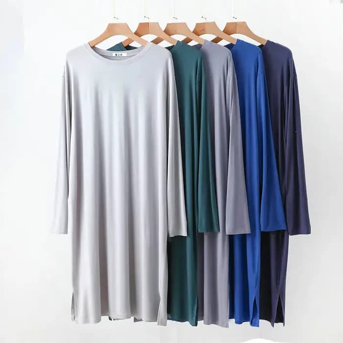 Modal femmes et hommes portent une robe de nuit