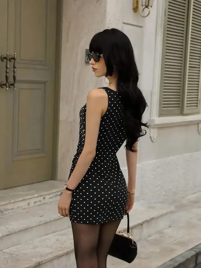 Robe courte élégante sans manches à taille froncée pour femmes