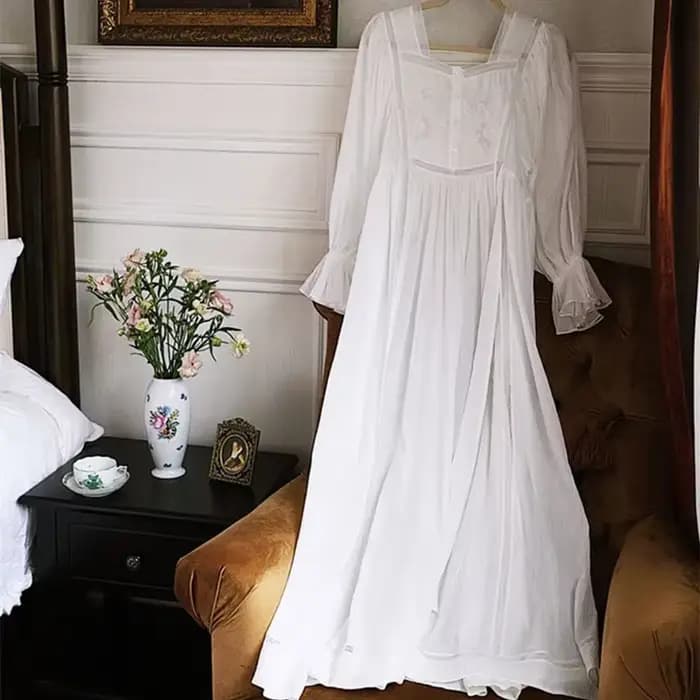 Chemise de nuit blanche en dentelle pour femme