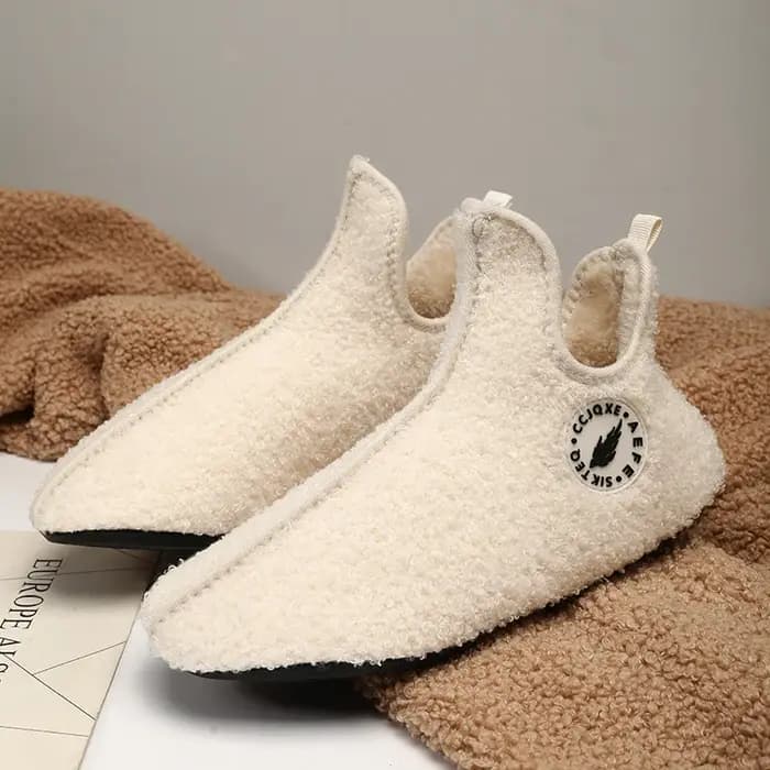 Nouveaux hommes pantoufles d'hiver de haute qualité léger chaussures de conception mode femmes en peluche pantoufle chaude sans lacet chaussure décontractée pour les Couples