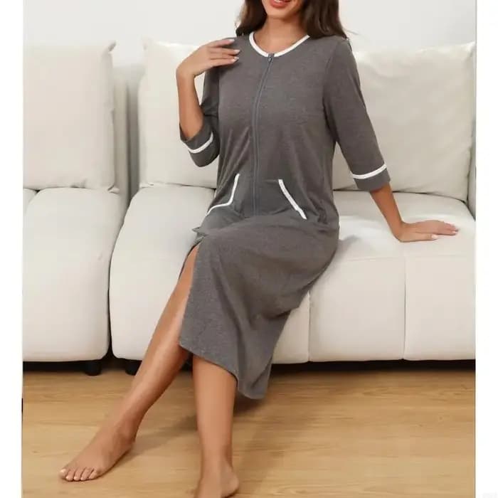 Robe de détente pour femmes avec manches trois quarts et fermeture éclair sur le devant