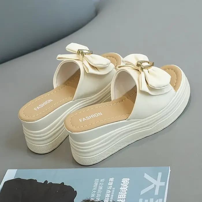 Pantoufles une ligne en forme d'arc pour femmes en été