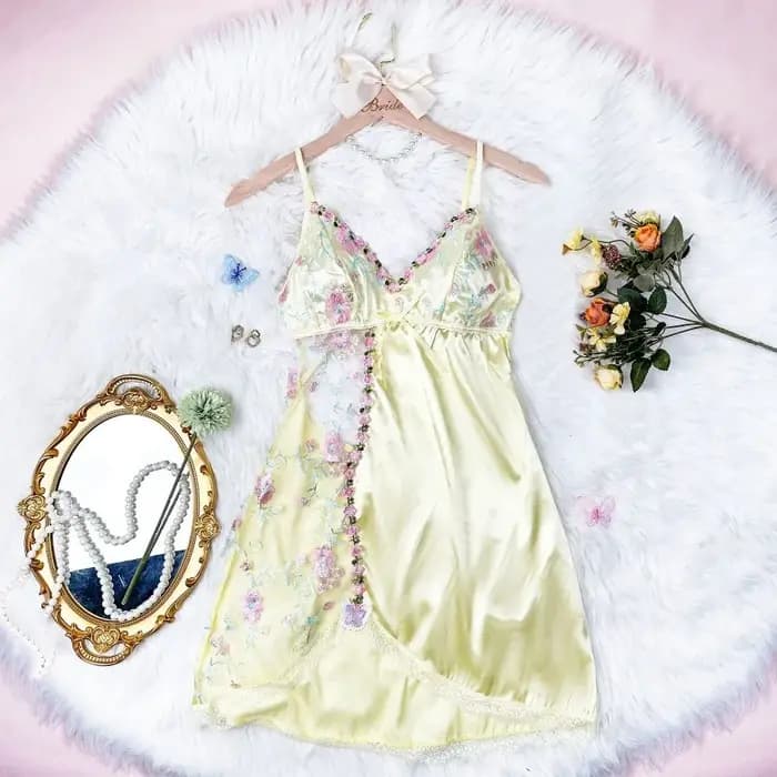 Robe de nuit pour femme en dentelle fine avec nœud