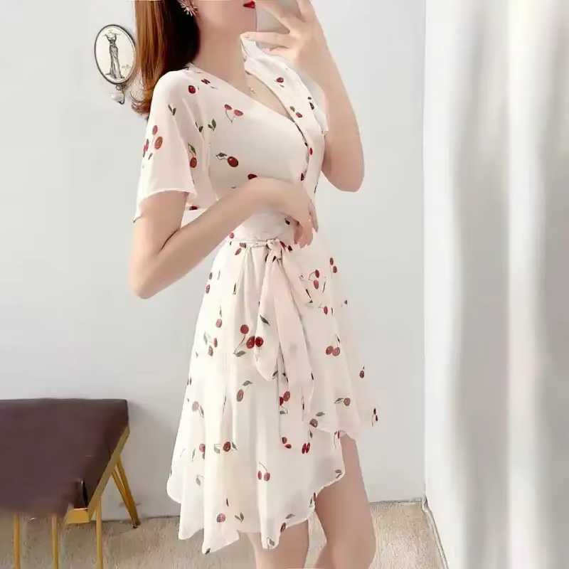 Robe portefeuille ivoire pour femme avec imprimé cerises et manches courtes évasées