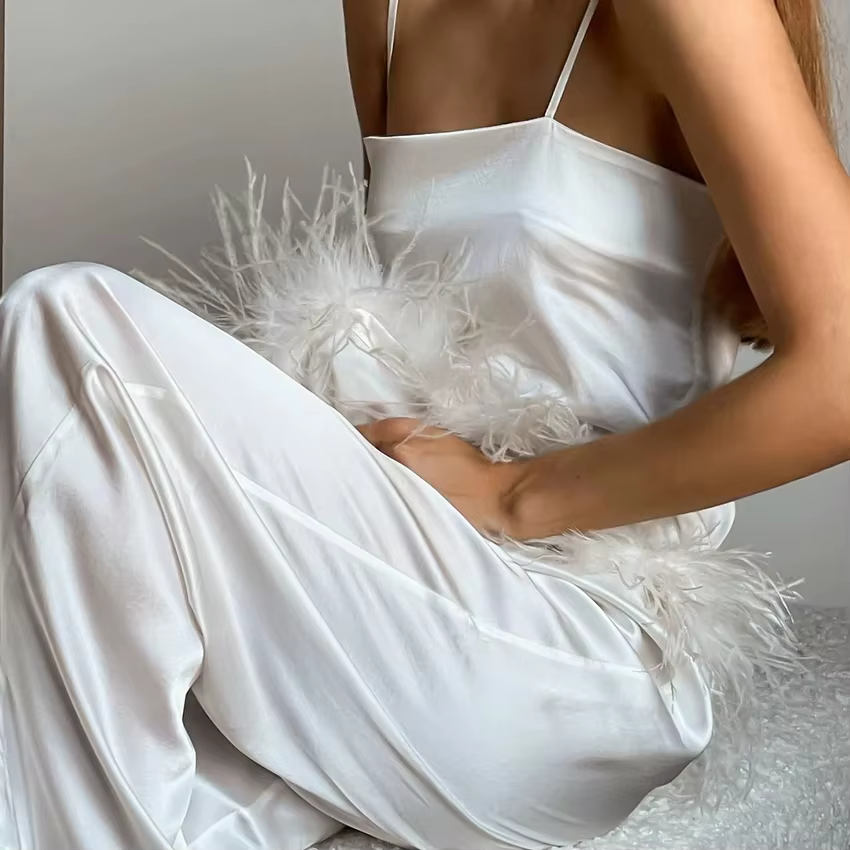 Pyjama en Satin avec plumes pour femmes, ensemble avec pantalon, bretelles Spaghetti noires, costume