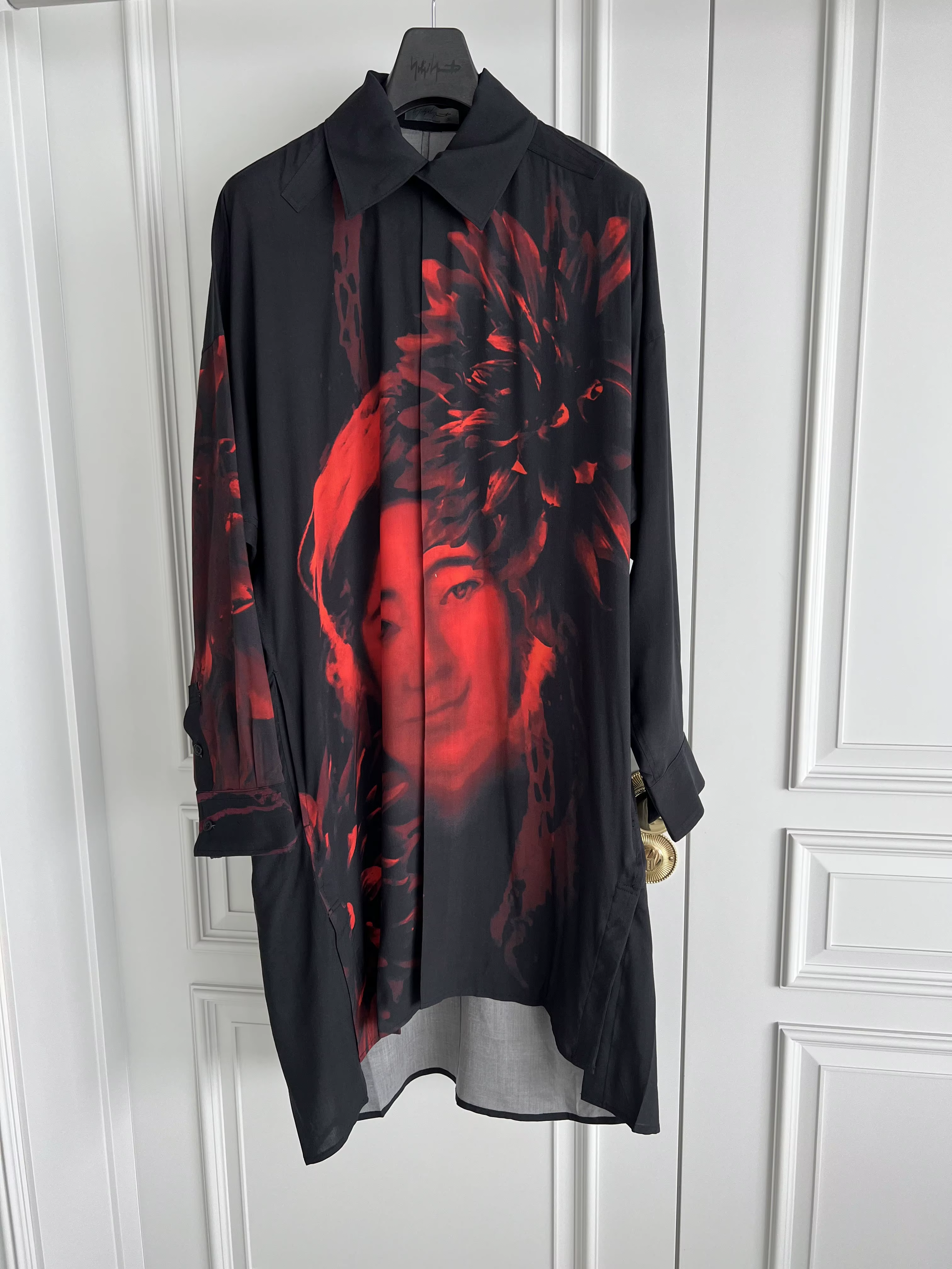 TOP-YAMAMOTO design original Paris show portrait femme avec imprimé et chemise pour homme