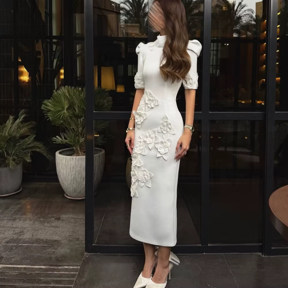 Robe de cocktail blanche formelle à col montant, manches courtes bouffantes structurées, appliques f