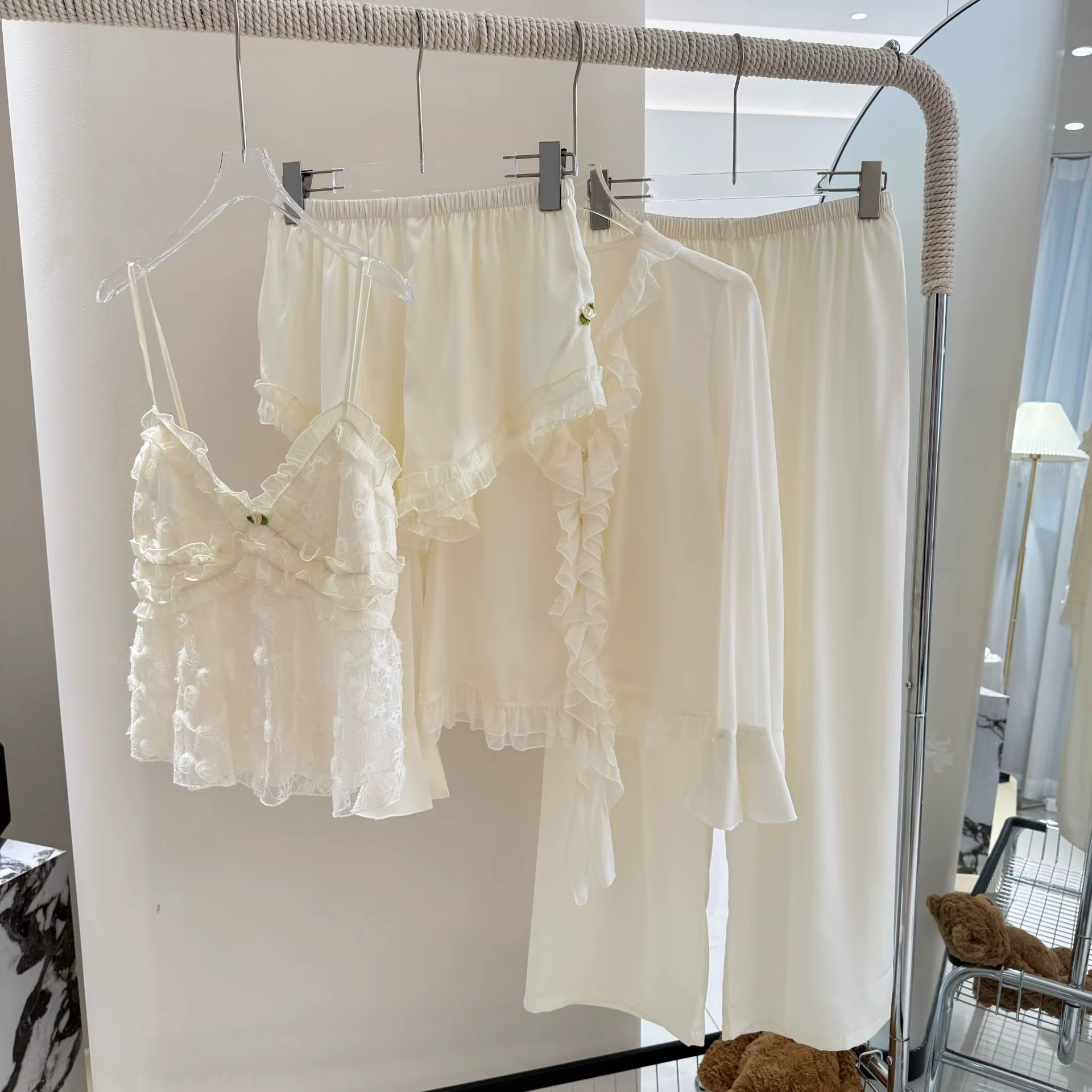 Été femmes 4 pièces Pyjamas ensemble maison vêtements Sexy dentelle chemise pantalon Cami Shorts Pij