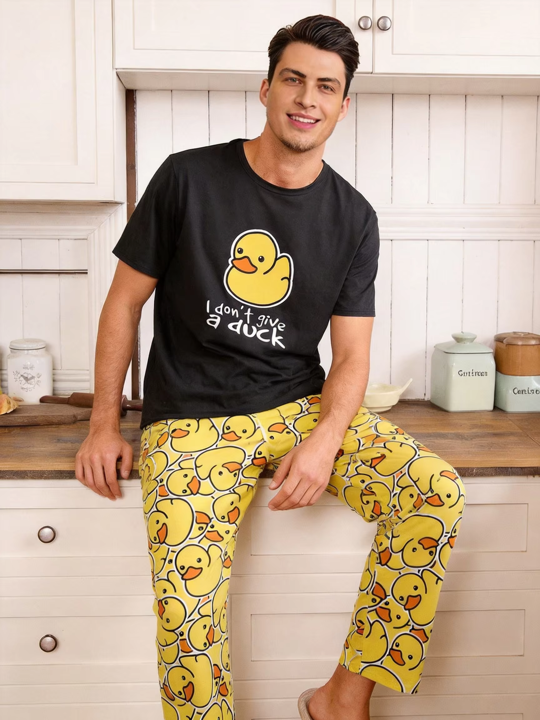 Un ensemble de pyjamas décontractés imprimés de canards, pantalon et t-shirt à motifs de canards, vê