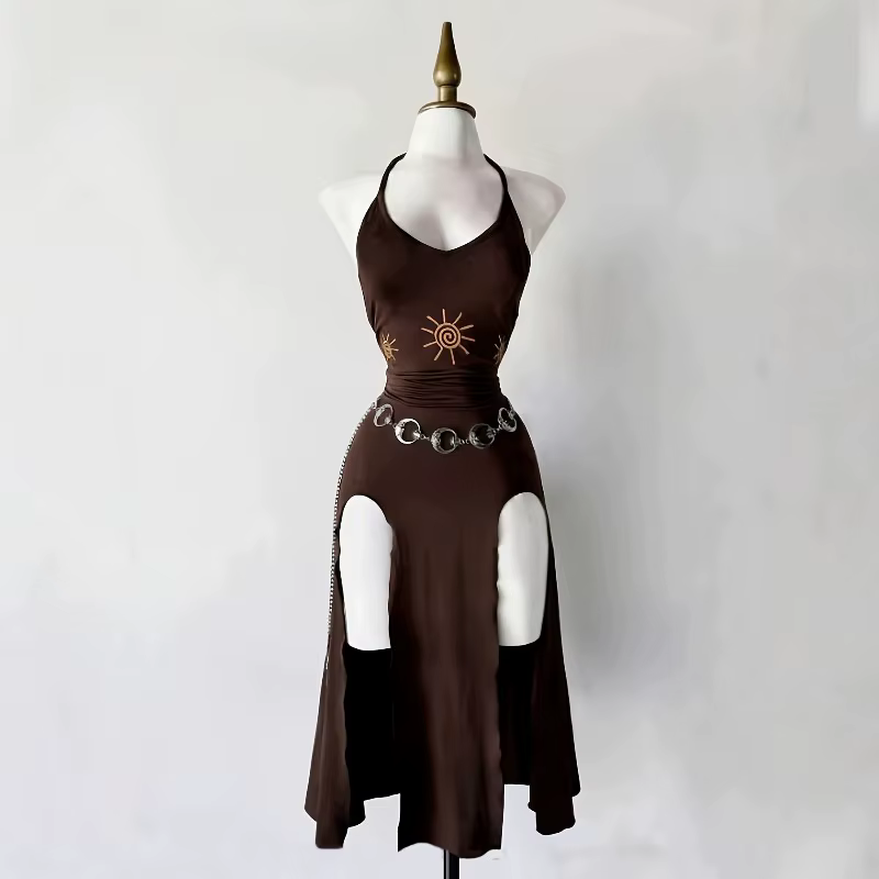 Robe de style gothique à col halter avec coupe ajustée et jupe mi-longue, élégante et sophistiquée
