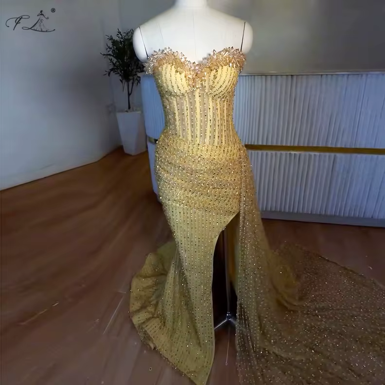 Robe de soirée sirène élégante en cristal transparent avec fente haute dorée et traîne en tulle, per