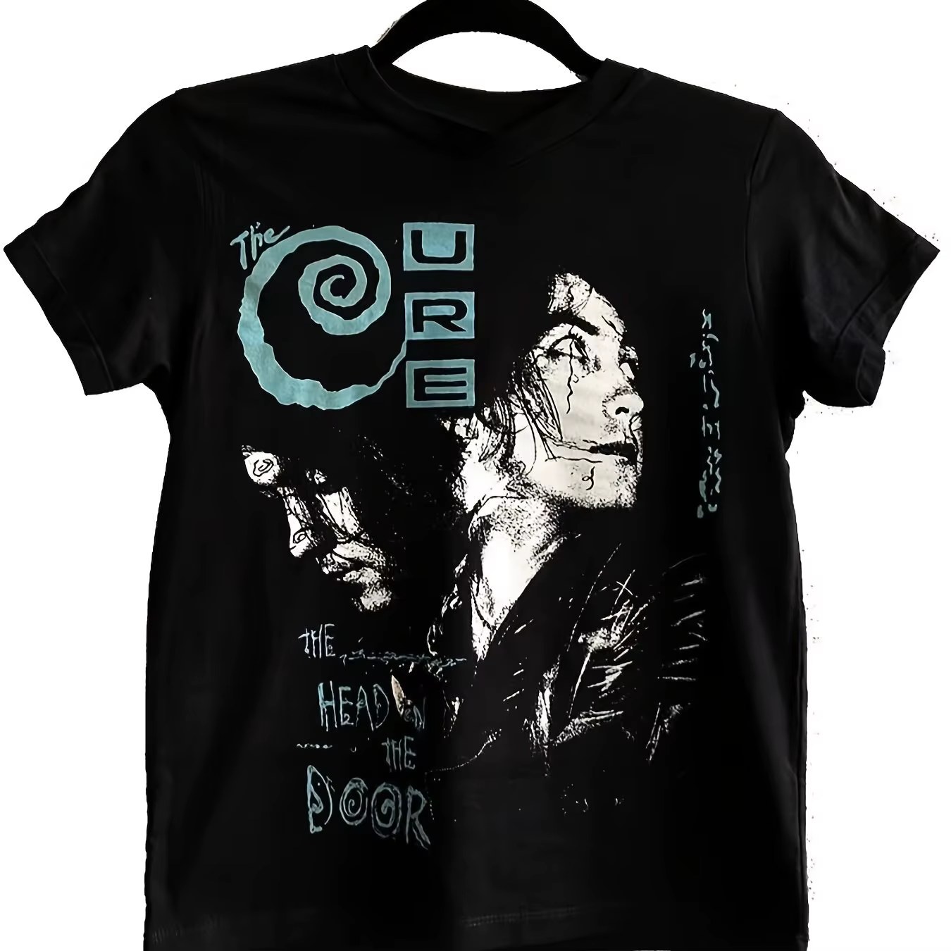 Le t-shirt noir The Cure, conçu par Head on The Door, est le cadeau idéal pour la famille et les ami